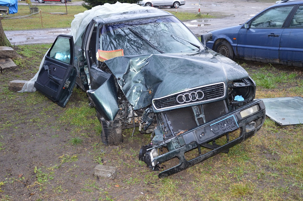 W Rudzieńcu Audi uderzyło w drzewo . Nie żyje pasażerka