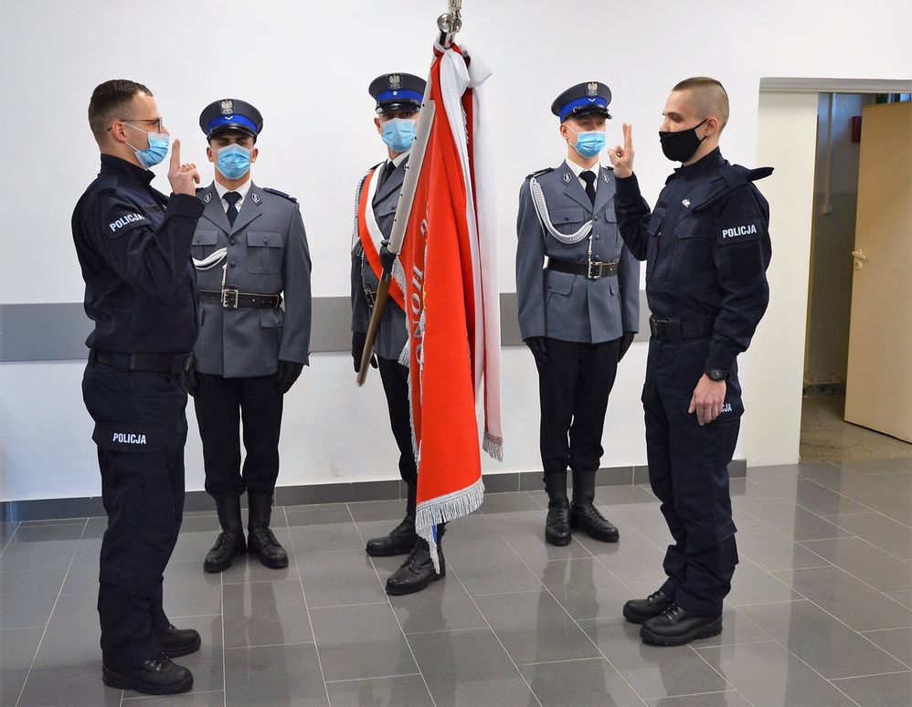 policjanci składajacy ślubowanie przy poczcie sztandarowym