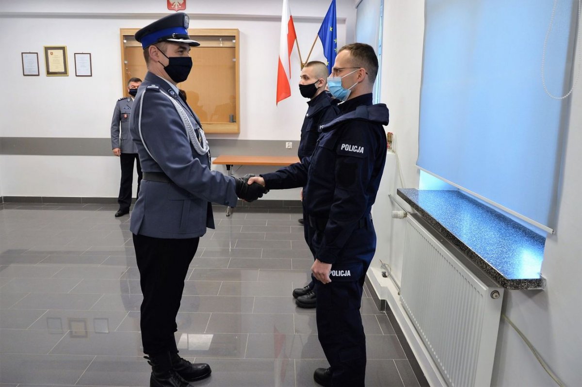 gratulacje dla policjantow od Naczelnika Wydziału Prewencji i Ruchu Drogowego