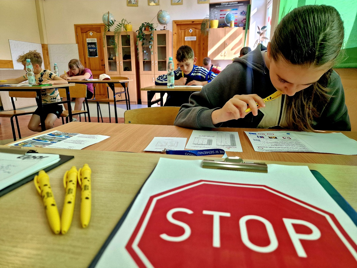 uczniowie rozwiazujący test wiedzy