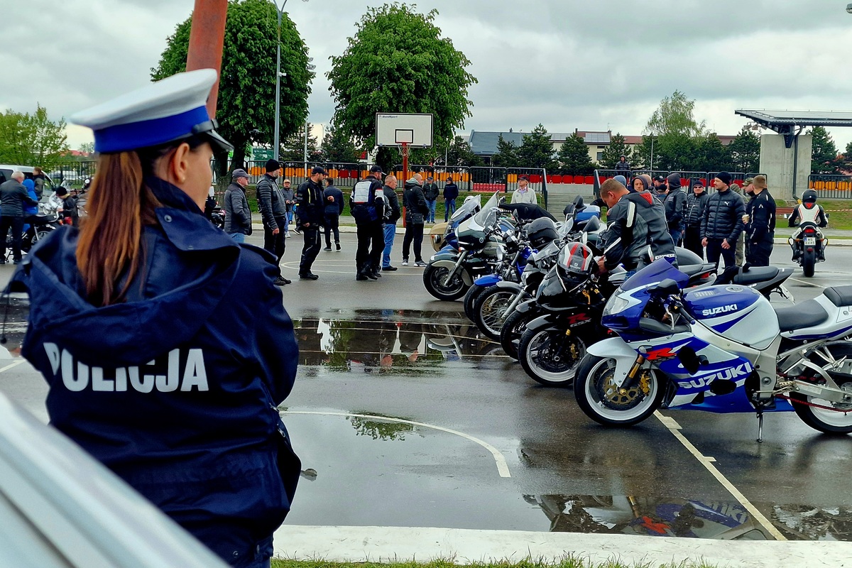 policjantka na tle rajdu motocyklowego