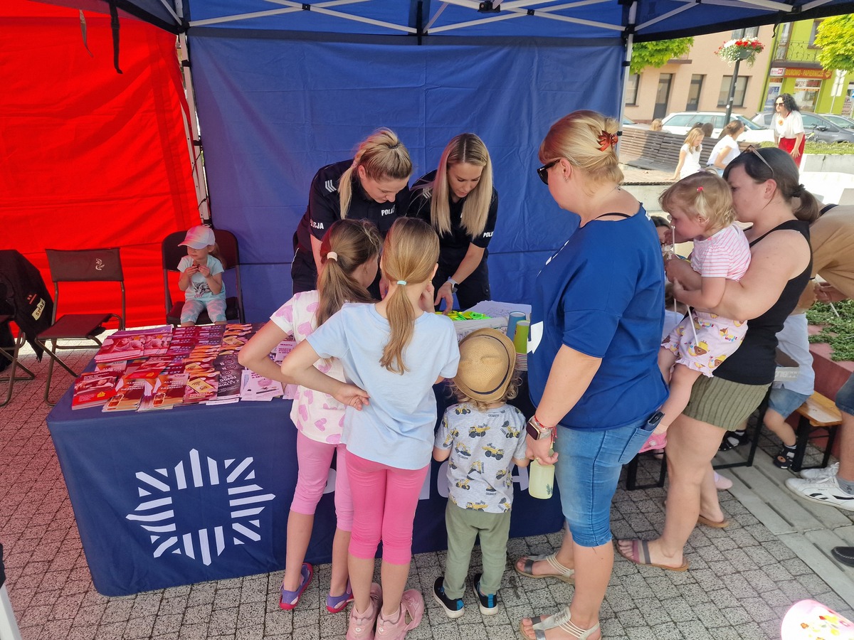 policjantki pod namioten profilaktycznym