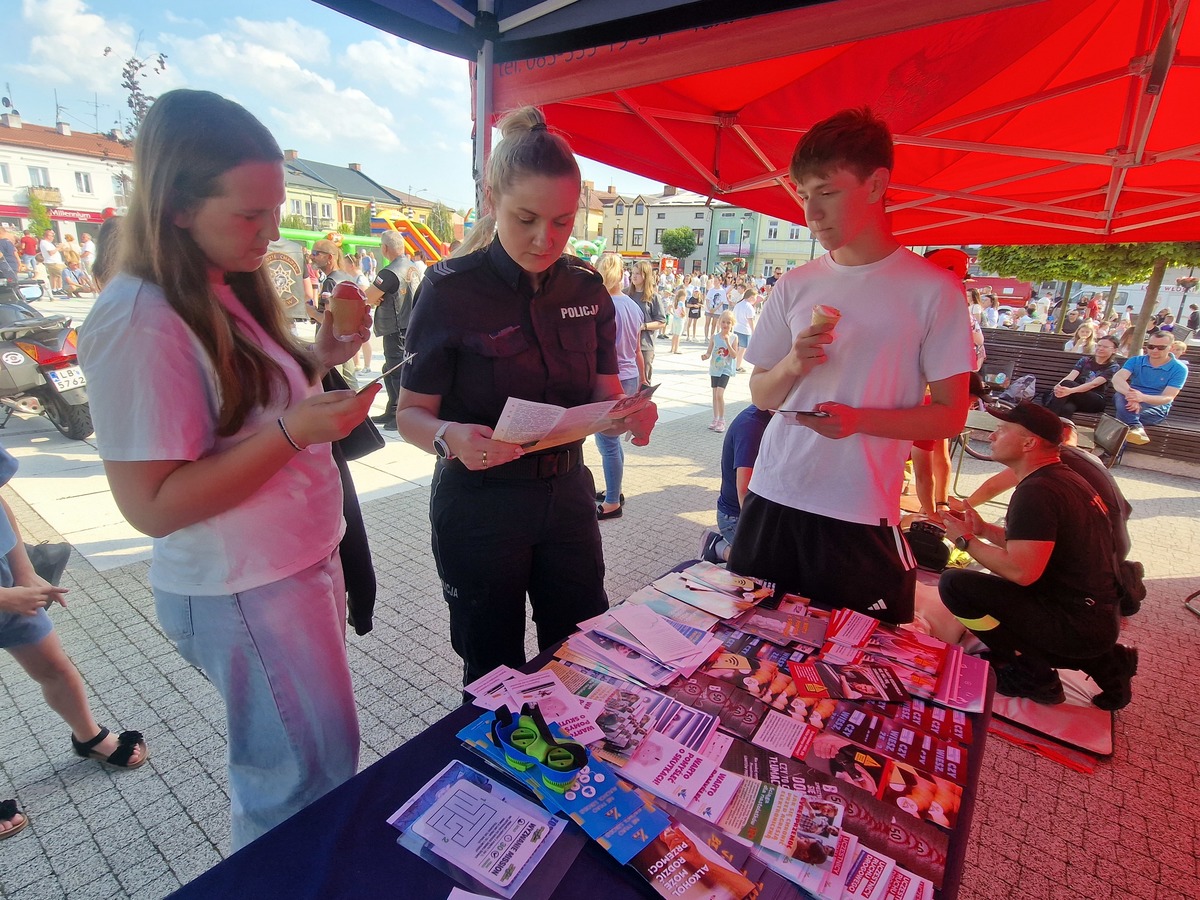 policjantka z dziewczyną i chłopakiem podczas rozmowy