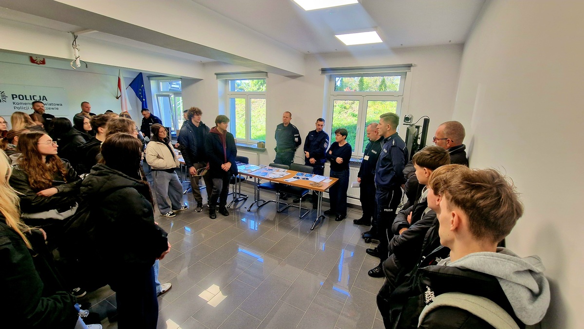 uczniowie w półokręgu słuchający informacji o rekrutacji