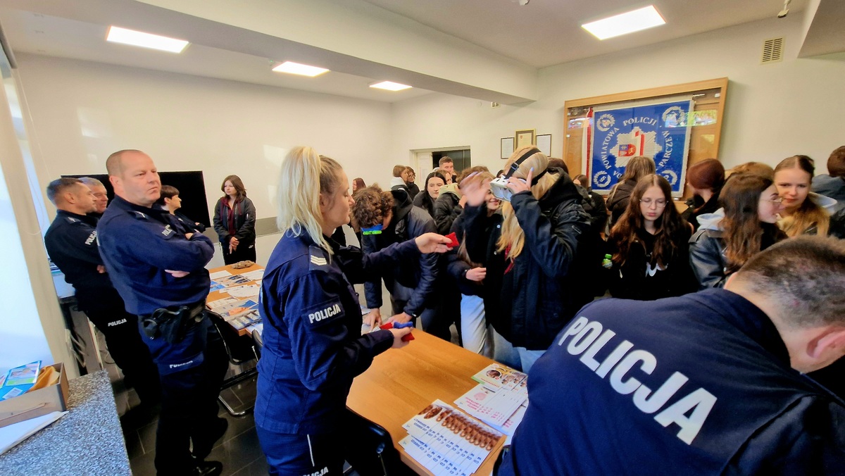 policjantka podające uczennicy w narkogoglach woreczni do rzucania do celu