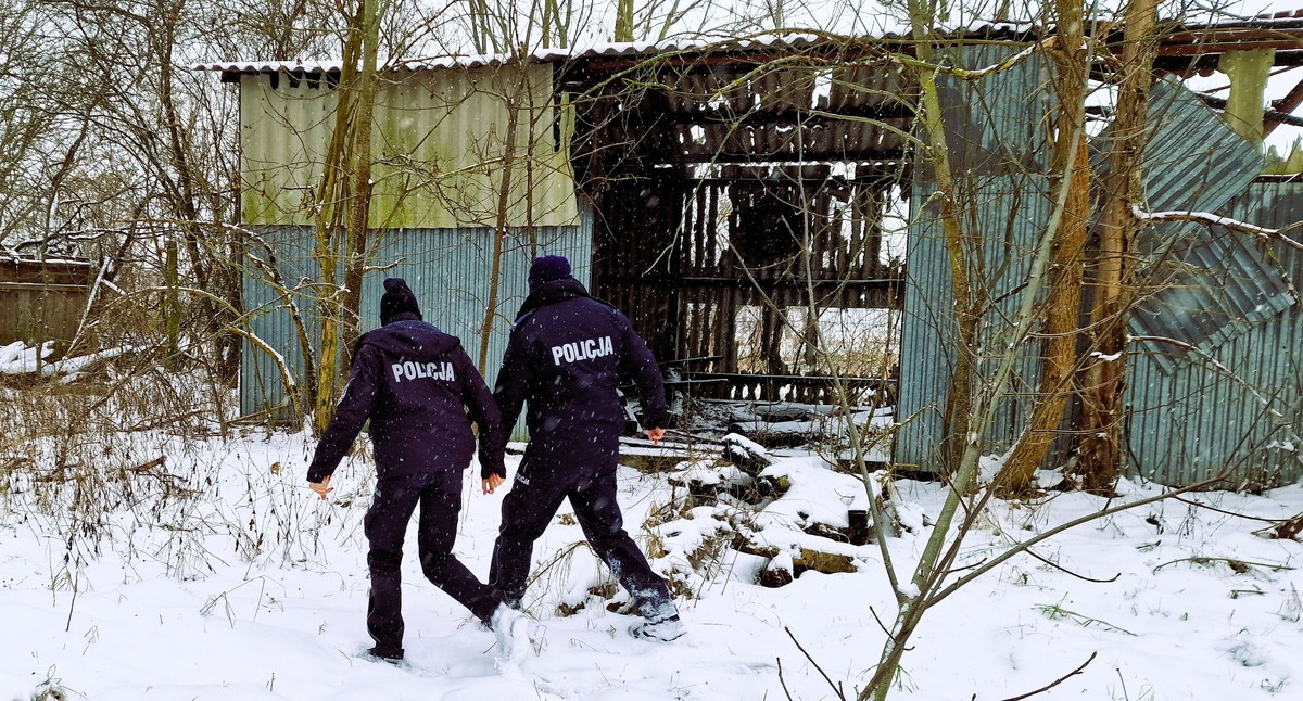 policjanci sprawdzający walącą się stodołę