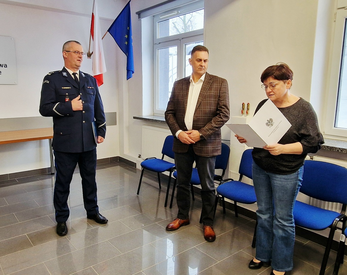 policyjny emeryt i kobieta odczytująca podziękowania