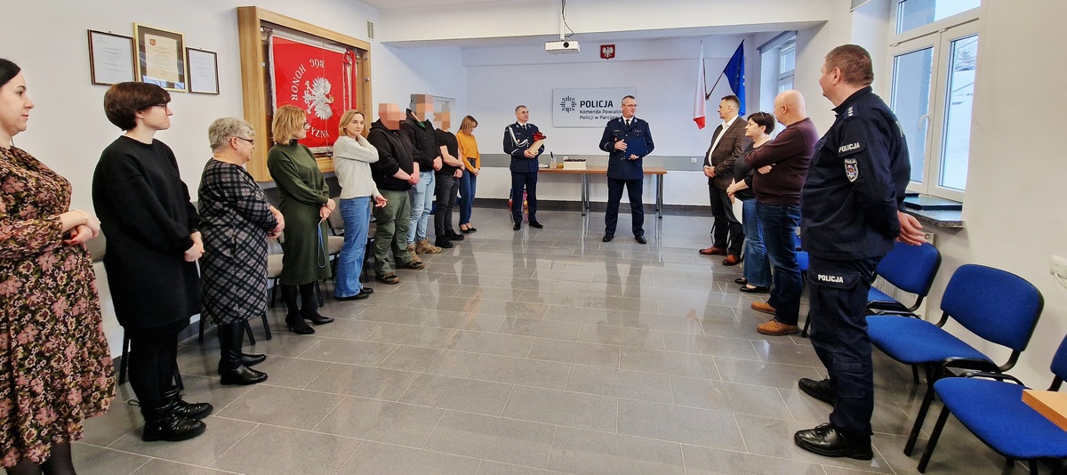 zdjęcie grupowe osób biorących udział u uroczystości