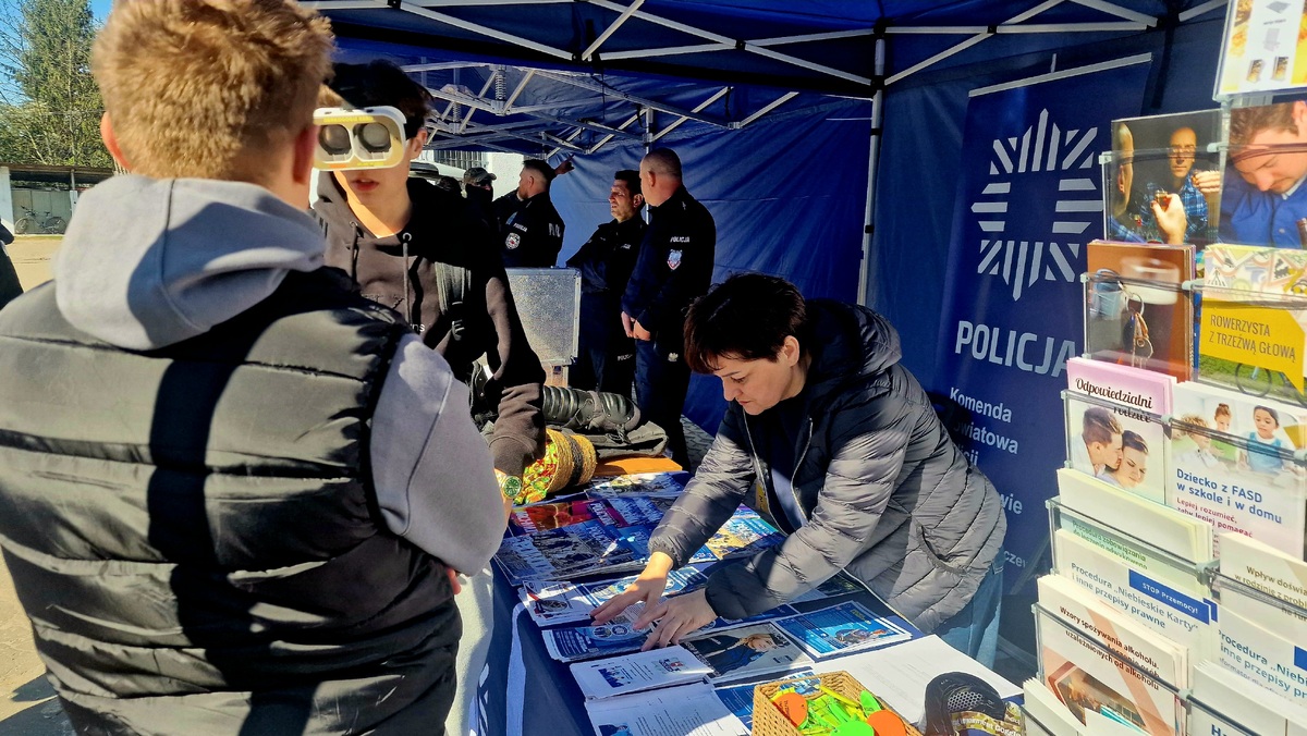stoisko kadrowe policji z ulotkami