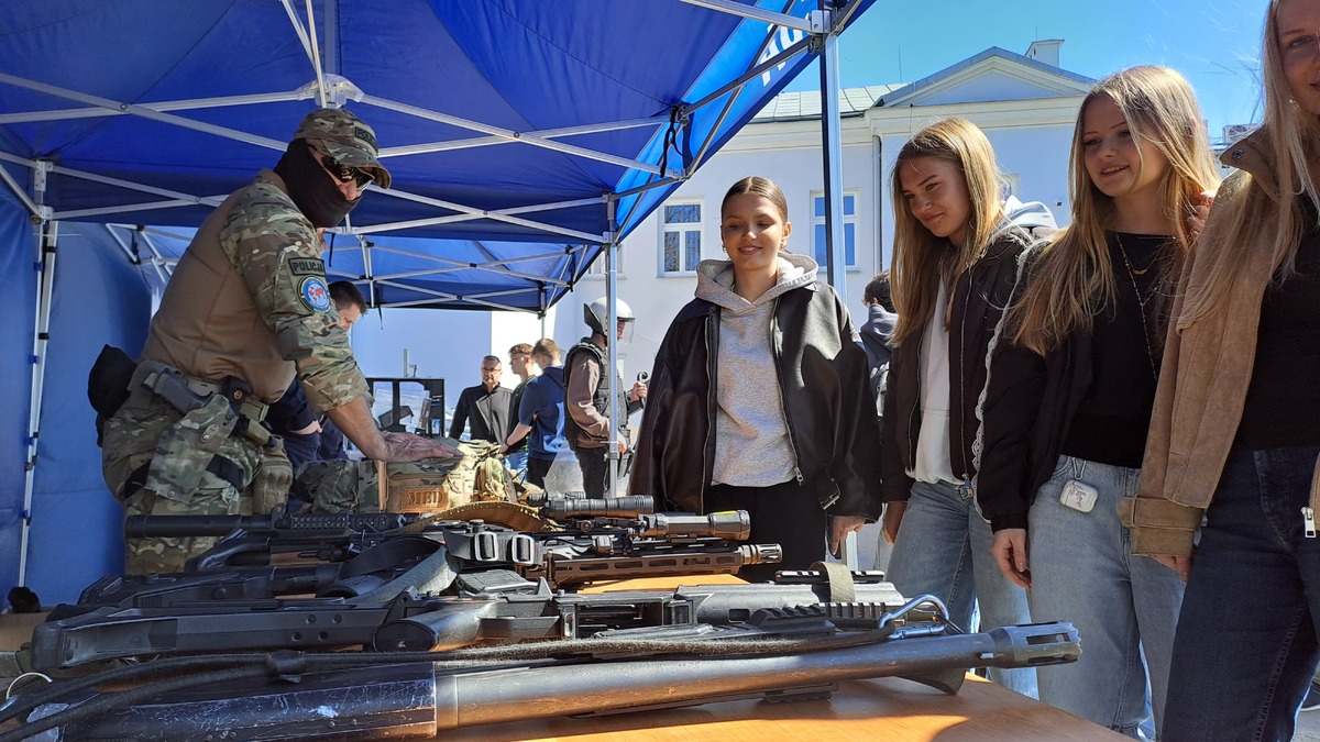 dziewczęta przy stoisku antyterrorystów