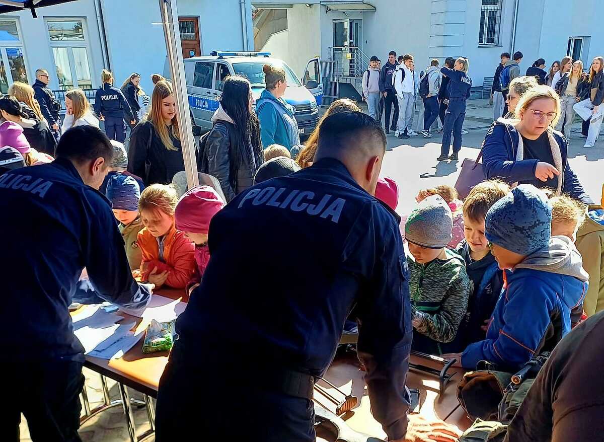 policjanci z dziećmi