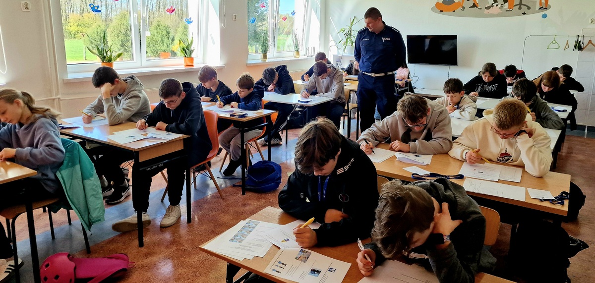 uczniowie piszący testy