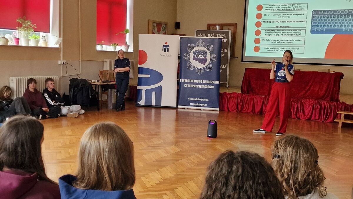 policjantka i pracownik banku w czasie prelekcji