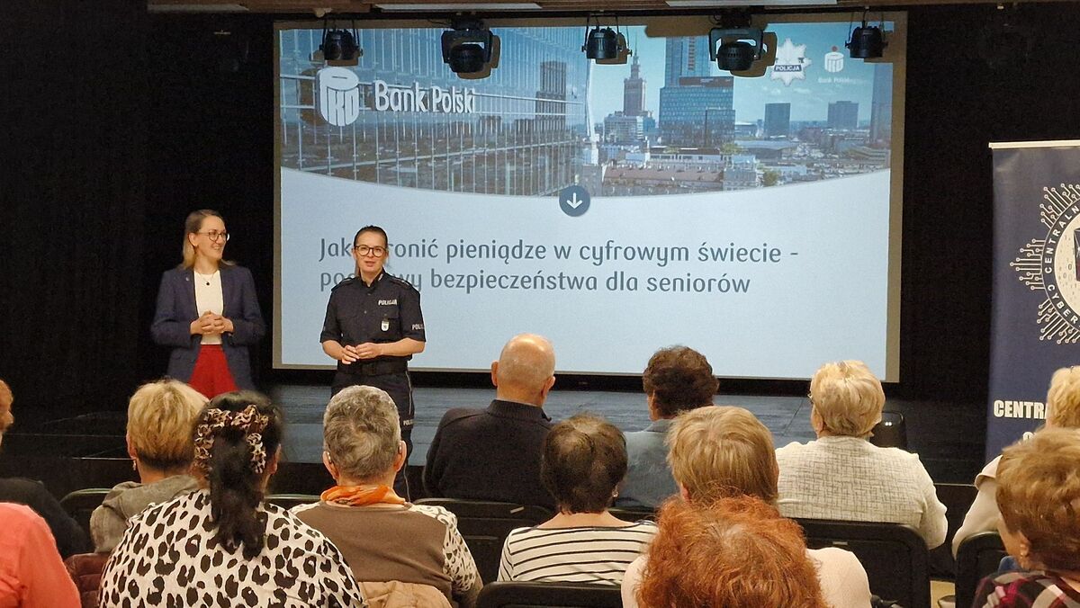 policjantka i bankowiem w trkcie prezentacji multimedialnej