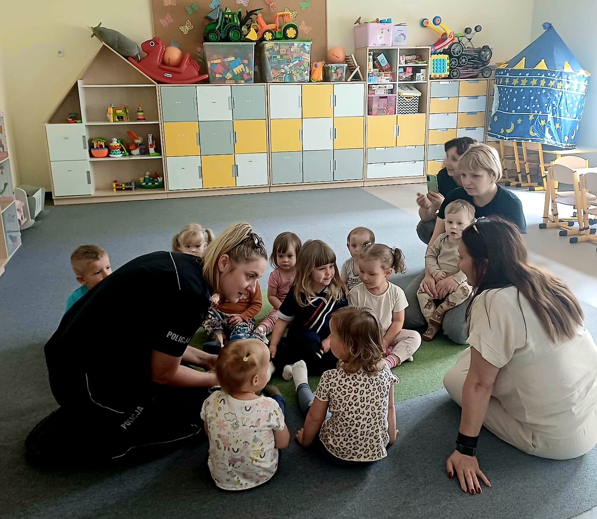 policjantka z grupą przedszkolaków