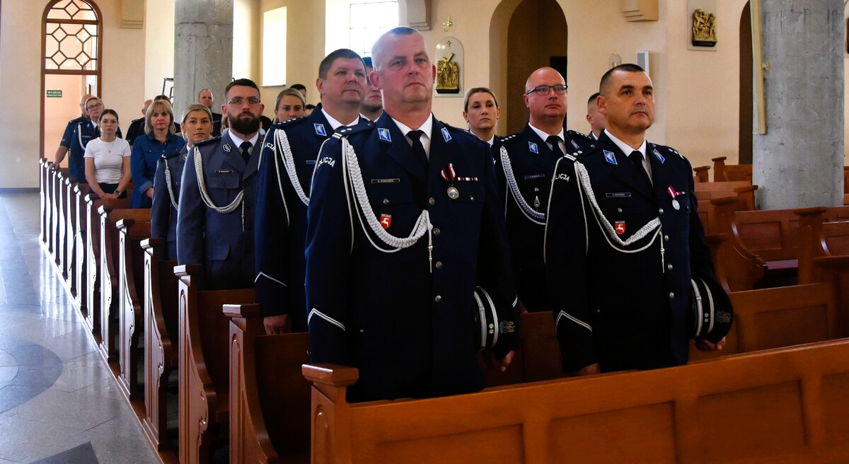 policjanci w kosciele