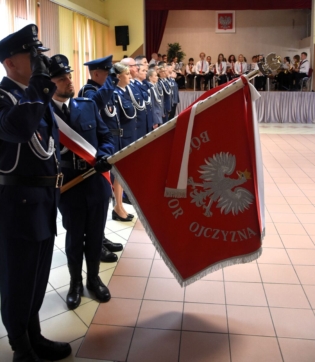 policjanci i poczet sztandarowy