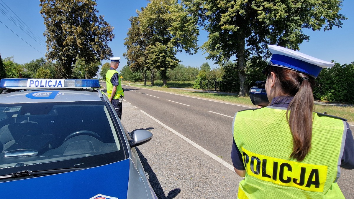 policjanci ruchu drogowego obok radiowozu