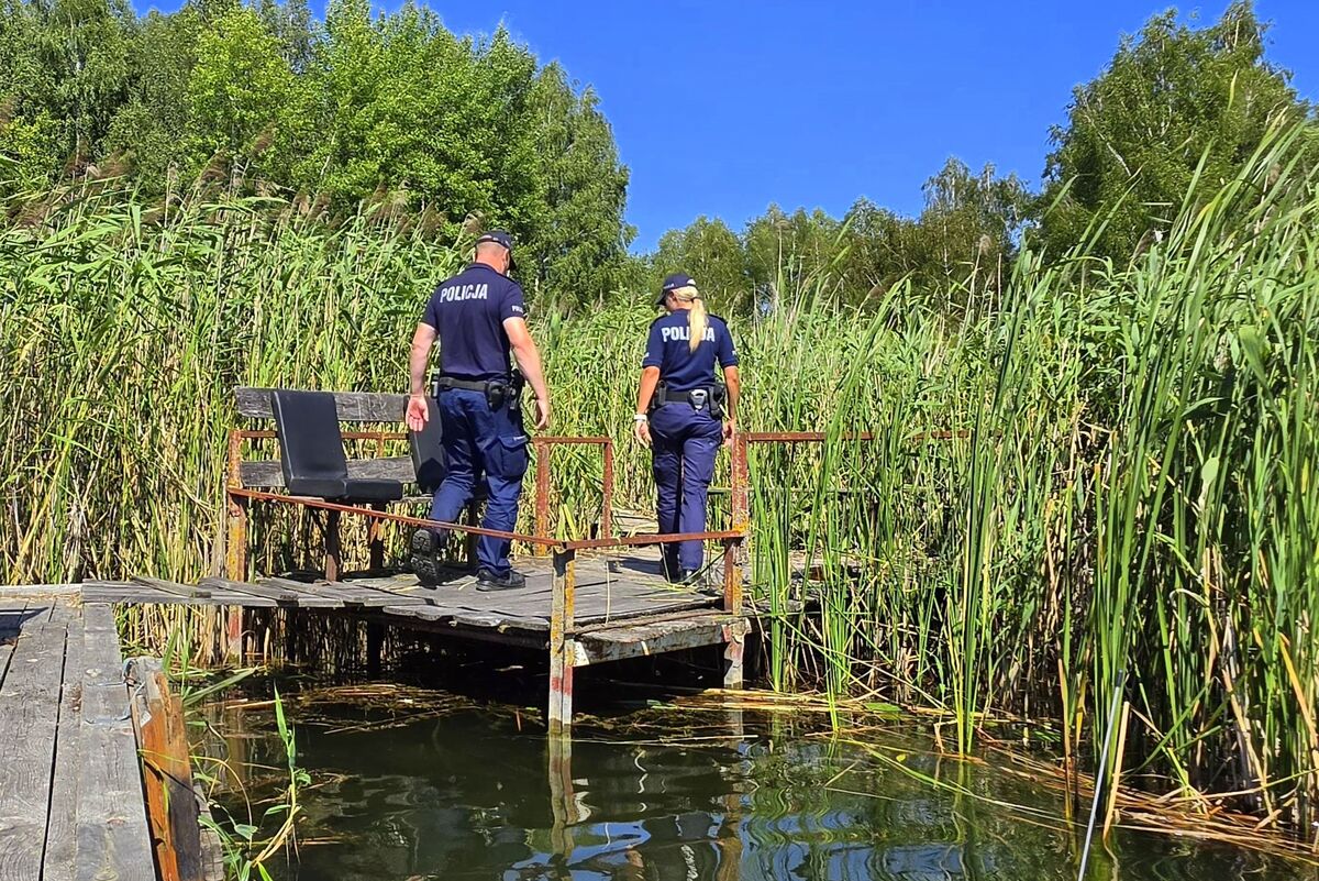 policjanci na pomoście