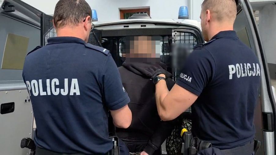 Policjanci prowadzą zatrzymanego szesnastkolatka.