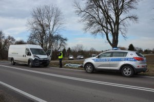 Na jezdni uszkodzony bus obok niego policyjny radiowóz