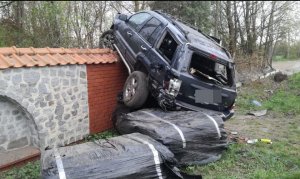 Terenowy samochód zawisł na ogrodzeniu.