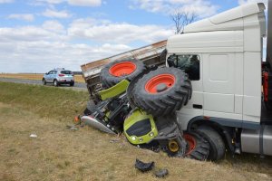 Na poboczu drogi w przydrożnym rowie rozbity ciągnik rolniczy i tir wraz z naczepą.