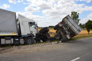 Na poboczu drogi w przydrożnym rowie uszkodzony ciągnik rolniczy i tir z naczepą