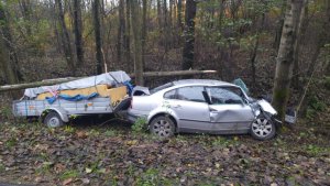 Pojazd marki Volkswagen z doczepioną przyczepką w przydrożnym rowie. Uszkodzony przód auta.