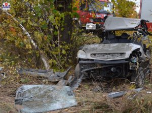 na pierwszym planie zniszczony pojazd marki citroen xara w tle pojazdy starży pożarnej