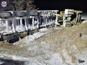 leżąca na boku naczepa pojazdu ciężarowego