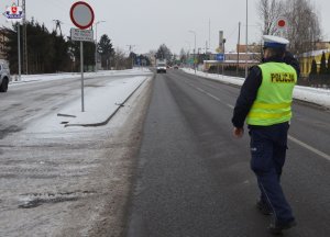 policjant ruchu drogowego zatrzymujący busa koloru białego