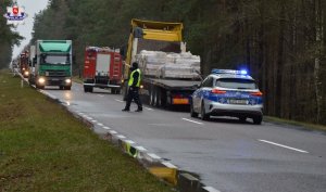 policjant kierujący ruchem