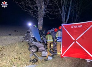 parawan straży pożarnej ustawiony w trakcie kiedy strażacy wydobywają z pojazdu poszkodowanego