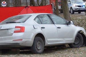 tył pojazdu skoda octavia z rozbitym przodem w tle pojazdy policji oraz straży pożarnej