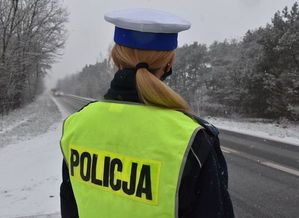 stojąca tyłem policjantka ruchu drogowego