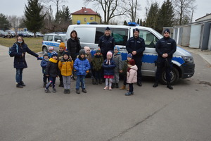 zdjęcie umundurowanych policjantów z grupą przedszkolaków