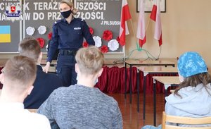 policjantka stojaca przodem do uczniow w trakcie pogadanki