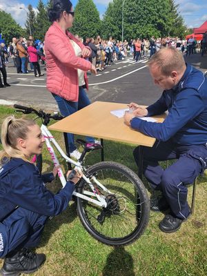 policjanci znakujący rowery