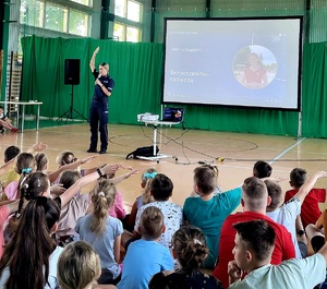 policjantka w szkole bezpieczna woda