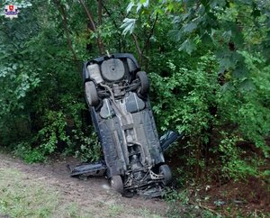 bmw po wypadku postawione w &quot;pionie&quot; w kompleksie leśnym