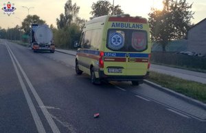 ambulans i cysterna na poboczu drogi