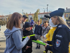 maskotka i policjantka rozdajaca odblaski 2