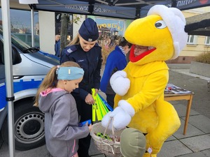 maskotka i policjantka rozdajaca odblaski 4