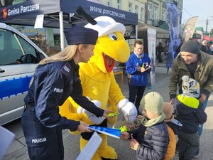 maskotka i policjantka z odblaskami