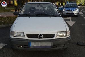 uszkodzona przednia szyba pojazdu opel