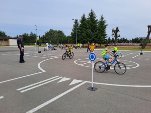 policjant na rondzie miasteczka ruchu drogowego