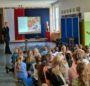 policjantka w trakcie prelekcji przed uczniami szkoły