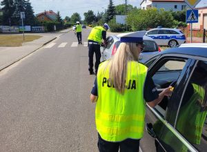 policjanci w trakcie kontroli pojazdów