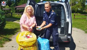 poilcjantka i kobieta trzymające w dłoni zakrętki